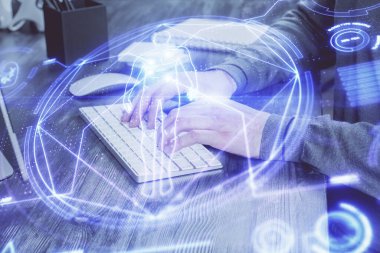 Bilim hologramı, arka planda bilgisayarla çalışan bir adam. Öğrenim anlayışı. Çift pozlama.