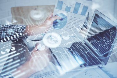 Teknoloji temalı hologramda arka planda çalışan bir adam var. Yüksek teknoloji konsepti. Çoklu pozlama.