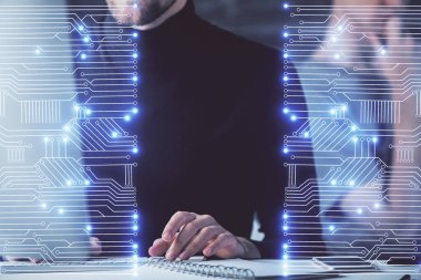 Teknoloji temalı hologramda arka planda çalışan bir adam var. Yüksek teknoloji konsepti. Çoklu pozlama.