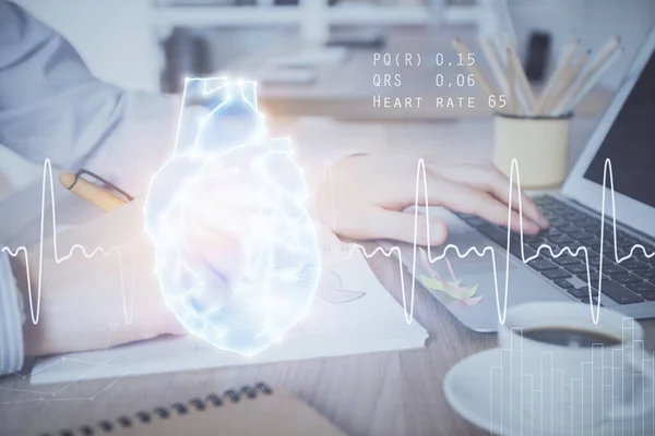 Herzzeichnung Mit Einem Mann Der Hintergrund Computer Arbeitet Medizinisches Konzept — Stockfoto