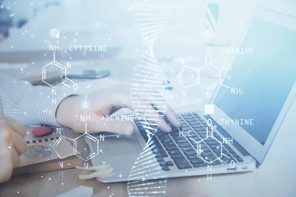 컴퓨터로 일하는 사업가와 Dna 홀로그램을 만들었습니다 공학의 — 스톡 사진