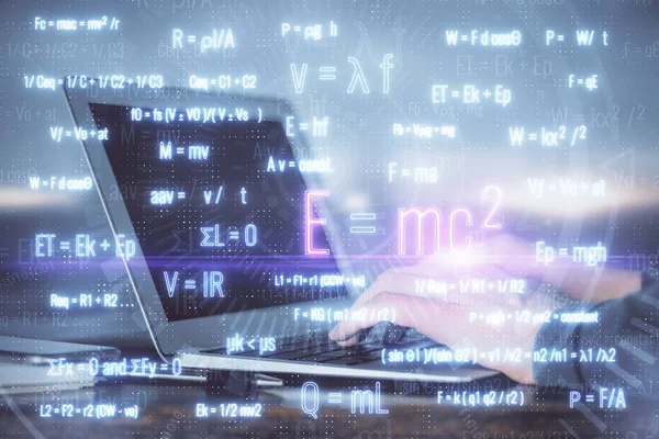 Bilimsel Formül Hologramı Arka Planda Bilgisayarla Çalışan Bir Adam Eğitim — Stok fotoğraf