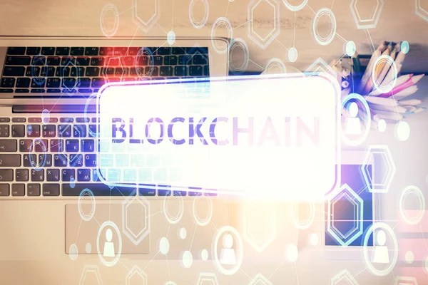 Hologrammzeichnungen Zum Blockchain Thema Über Dem Computer Auf Dem Desktop — Stockfoto