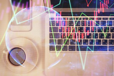 Borsa tablosu ve masa arkasındaki en iyi görüntü bilgisayarı. Çoklu maruz kalma. Mali analiz kavramı.