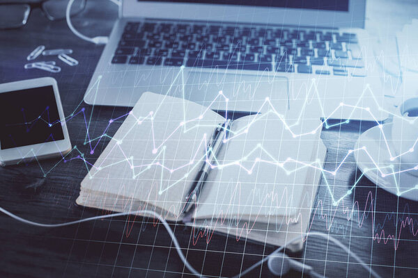 Multi экспозиции финансовых графиков рисунки и стол с открытым фоном ноутбука. Концепция форекс