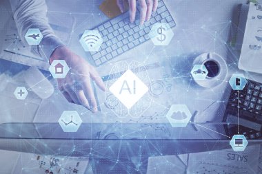 Bilgisayar klavyesinin ve veri temalı hologram çiziminin üzerine yazarken iki kez görüntülenmiş. Üst Manzara. Teknoloji konsepti.