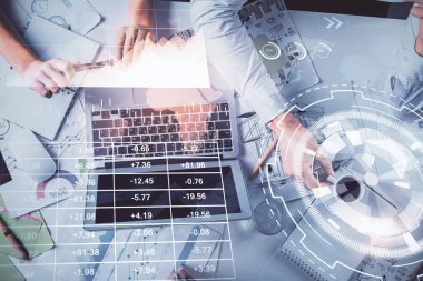Kadın ve erkeğin birlikte çalışması ve finansal grafik hologramı. İş konsepti. Bilgisayar arkaplanı.