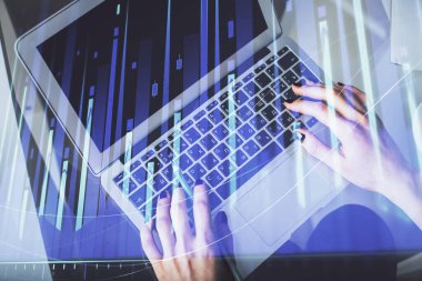 Bilgisayar ve ön x çizim hologramı üzerinde çalışan kadın elleri çift pozlama. Üst Manzara. Mali analiz kavramı.