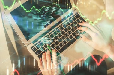 Bilgisayar ve ön x çizim hologramı üzerinde çalışan kadın elleri çift pozlama. Üst Manzara. Mali analiz kavramı.