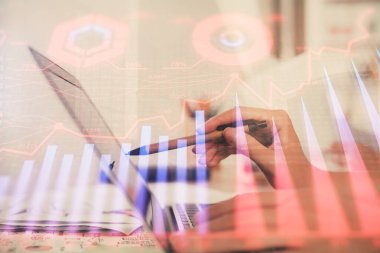 Bilgisayarda ve finansal grafik hologramında yazı yazan kadın ellerine çoklu maruz kalma. Borsa analizi kavramı.