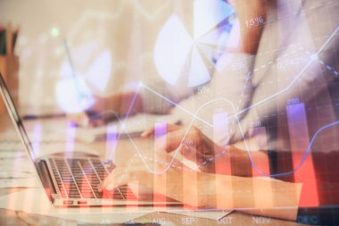 Bilgisayarda ve finansal grafik hologramında yazı yazan kadın ellerine çok maruz kalmış. Borsa analizi kavramı.