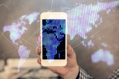 Adamın elini tutarken ve telefon kullanırken ve uluslararası iş teması çizerken çift pozlama.