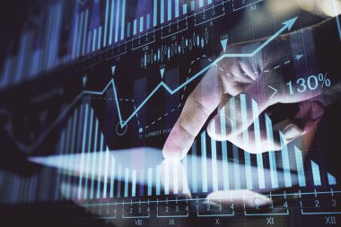 Bir adamın elini tutarken ve dijital bir cihaz ve ön grafik çizimi kullanırken çift pozlama. Finansal piyasa kavramı.