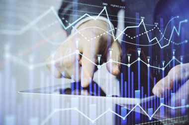 Bir adamın el ele tutuşması ve telefon ve finansal çizim kullanması. Pazar analizi kavramı.