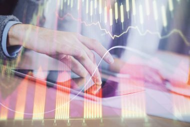 Önx grafik çizimine çifte maruz kalma ve kadın ve erkeğin birlikte çalışarak mobil bir cihaz kullanması. Ticaret konsepti.