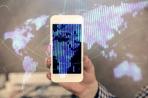 Adamın elini tutarken ve telefon kullanırken ve uluslararası iş teması çizerken çift pozlama.