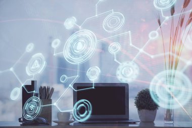 Sosyal ağ hologramıyla birlikte bilgisayar masaüstünde. Çifte maruziyet. Uluslararası insan ilişkileri kavramı.