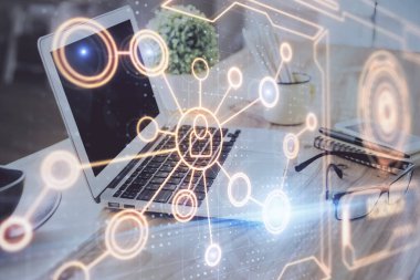 Sosyal ağ hologramıyla birlikte bilgisayar masaüstünde. Çifte maruziyet. Uluslararası insan ilişkileri kavramı.