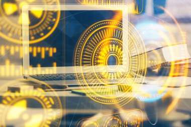 Bilgisayar, teknoloji temalı hologramla birlikte ofiste. Çifte maruziyet. Teknoloji kavramı.