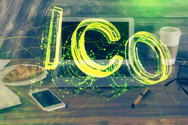 Blockchain temalı holograma ve bilgisayar arkaplanlı masaya çift pozlama. Bitcoin şifreleme para birimi kavramı.