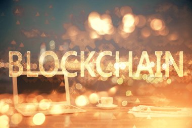 Blockchain temalı holograma ve bilgisayar arkaplanlı masaya çoklu maruz kalma. Bitcoin şifreleme para birimi kavramı.