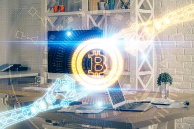 Blockchain temalı holograma ve bilgisayar arkaplanlı masaya çoklu maruz kalma. Bitcoin şifreleme para birimi kavramı.