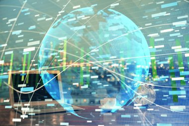 İş teması simgelerinin çoklu pozlandırılması ve bilgisayar geçmişi olan masa. Başarı kavramı.