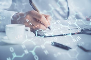 Matematiksel ve bilimsel formülleri olan bir adam. Eğitim kavramları. Sanal bir arayüzde semboller ve denklemler. Çoklu pozlama.