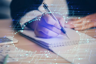 Veri teknolojisi hologramıyla arka planda el yazısının iki katına çıkarılması. Büyük veri kavramı.