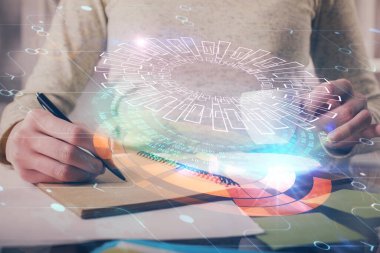 Önünde veri çözeltisi hologramı olan arka planda el yazısına çifte maruz kalma. Teknoloji konsepti. Yan görünüm.