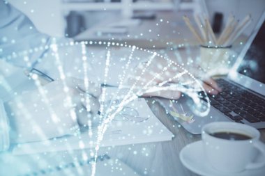 DNA hologramı ve iş adamı arka planda bilgisayar üzerinde çalışıyor. Biyomühendislik kavramı. Çift pozlama.