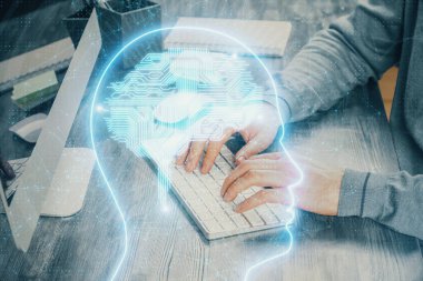 Bilgisayar geçmişi ve beyin temalı hologramı olan bir adam. Beyin fırtınası kavramı. Çift pozlama.