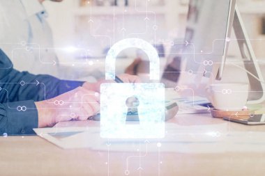 Arka planda bilgisayarda çalışan bir adamla birden fazla kilit simgesine maruz kalma. Ağ koruma kavramı.