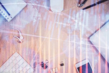 Forx grafik hologramının telefonlu masaüstü üzerinde çoklu pozlandırılması. Üst Manzara. Mobil ticaret platformu kavramı.