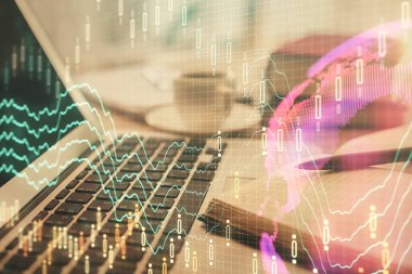 Finans şeması çizimine ve masaüstüne kahve ve masa arkasında eşyalar ile çifte pozlama. Önx piyasa ticareti kavramı