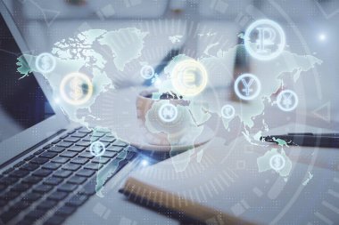 Finans şeması çizimine ve masaüstüne kahve ve masa arkasında eşyalar ile çifte pozlama. Önx piyasa ticareti kavramı