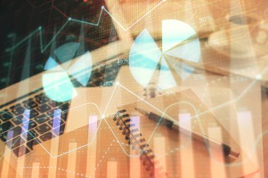 Finans şeması çizimine ve masaüstüne kahve ve masa arkasında eşyalar ile çifte pozlama. Önx piyasa ticareti kavramı