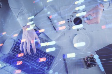 Bilgisayar klavyesinin ve veri temalı hologram çiziminin üzerine yazarken iki kez görüntülenmiş. Üst Manzara. Teknoloji konsepti.