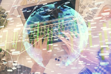 İnsan elinin bilgisayar klavyesi ve iş temalı hologram çiziminin üzerine iki kez yazı yazması. Üst Manzara. Finans piyasası kavramı.