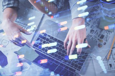 Kadın ve erkeğin birlikte çalışması ve veri temalı hologram çizimi. Bilgisayar arkaplanı. Üst Görünüm.