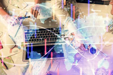 Kadın ve erkeğin birlikte çalışması ve finansal temalı hologram. Uluslararası iş kavramı. Bilgisayar arkaplanı.