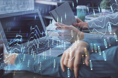 Kadın ve erkeğin birlikte çalıştığı çifte pozlama ve ön plan hologramı. İş konsepti. Bilgisayar arkaplanı.