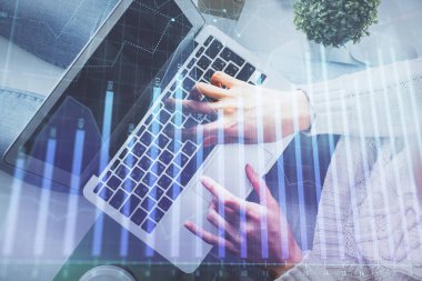 Bilgisayar ve ön x çizim hologramı üzerinde çalışan kadın elleri çift pozlama. Üst Manzara. Mali analiz kavramı.