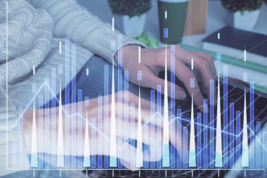 Bilgisayarda ve ön x grafik hologram çiziminde kadın eli yazarken çift pozlama. Borsa yatırım kavramı.