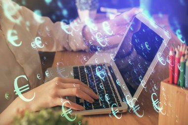 Bilgisayarda ve ön x grafik hologram çiziminde kadın eli yazarken çift pozlama. Borsa yatırım kavramı.