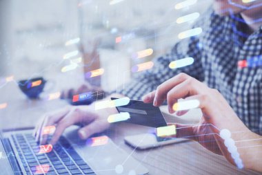 Elinde kredi kartı ve veri teması çizimi olan bir adamın ellerine iki kez maruz kalmış. E-ticaret ve teknoloji kavramı.