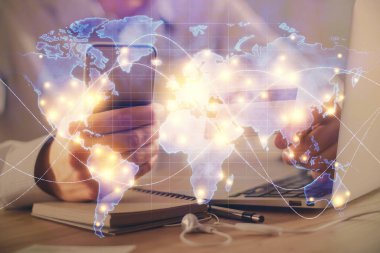 Elinde kredi kartı ve internet temalı bir çizim olan bir adamın ellerine iki kez maruz kalmış. Dijital fintech ve E-ticaret kavramı.