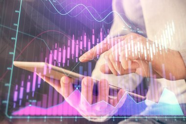 Bir adamın elini tutarken ve dijital bir cihaz ve ön grafik çizimi kullanırken çift pozlama. Finansal piyasa kavramı.