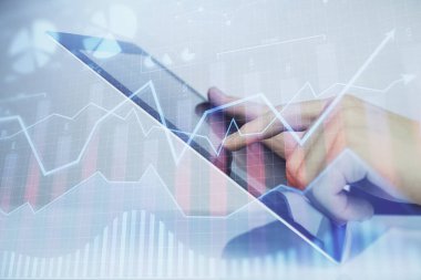 Dijital telefon ve forx grafik çizimi kullanarak adamın elini tutarken birden fazla pozlama. Finansal piyasa kavramı.