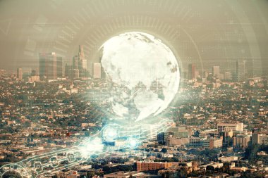 Şehir görünümünde harita ve veri temalı hologram ile gökdelenler arka planda çift pozlama. İş kavramında uluslararası teknoloji.